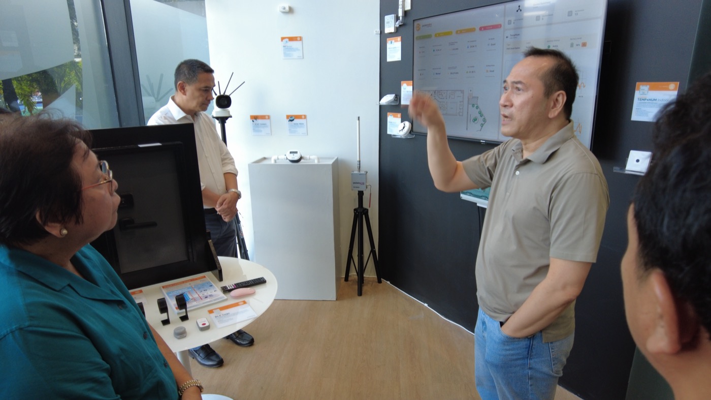 Packetworx IoT Technology Hub demonstration with devices and dashboards
